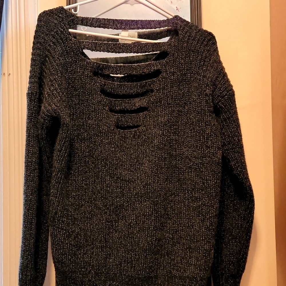 Sweater, purchased it from a local thrift store.never worn by me. Size small